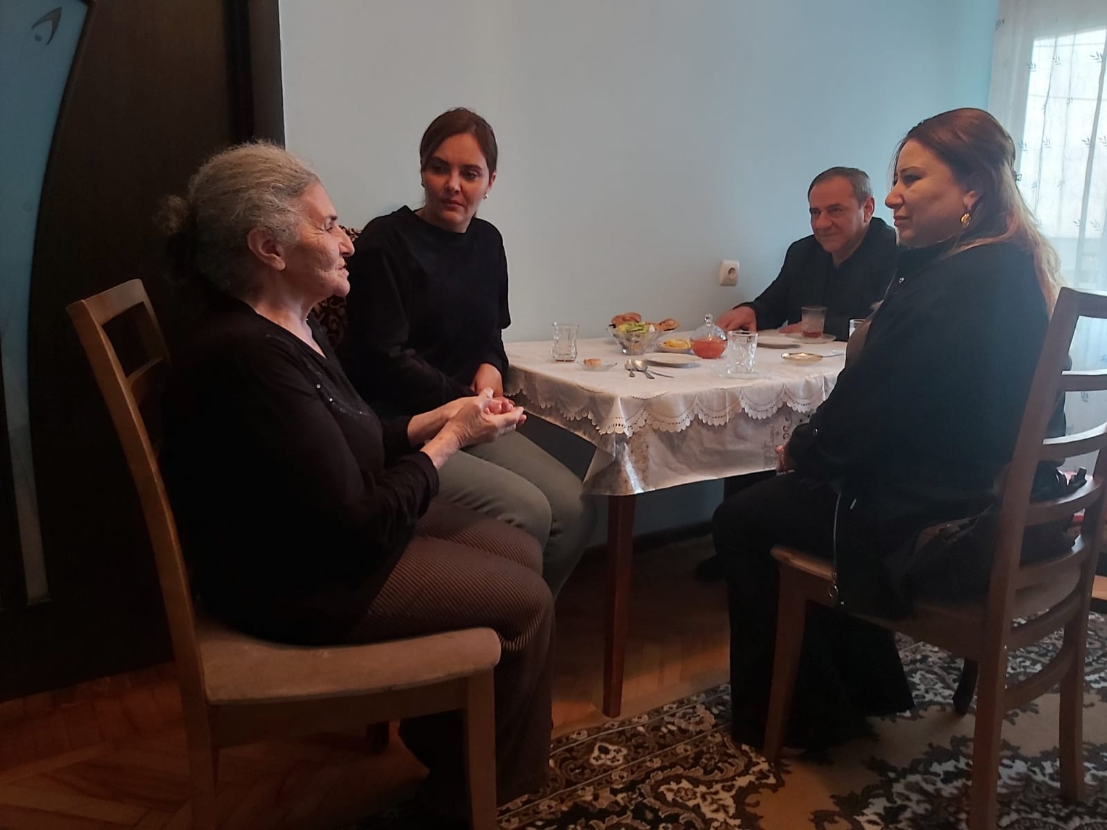 Yasamal bələdiyyəsi rəhbərliyinin rayon ərazisində yaşayan ahıl sakinləri ziyarət  edib.