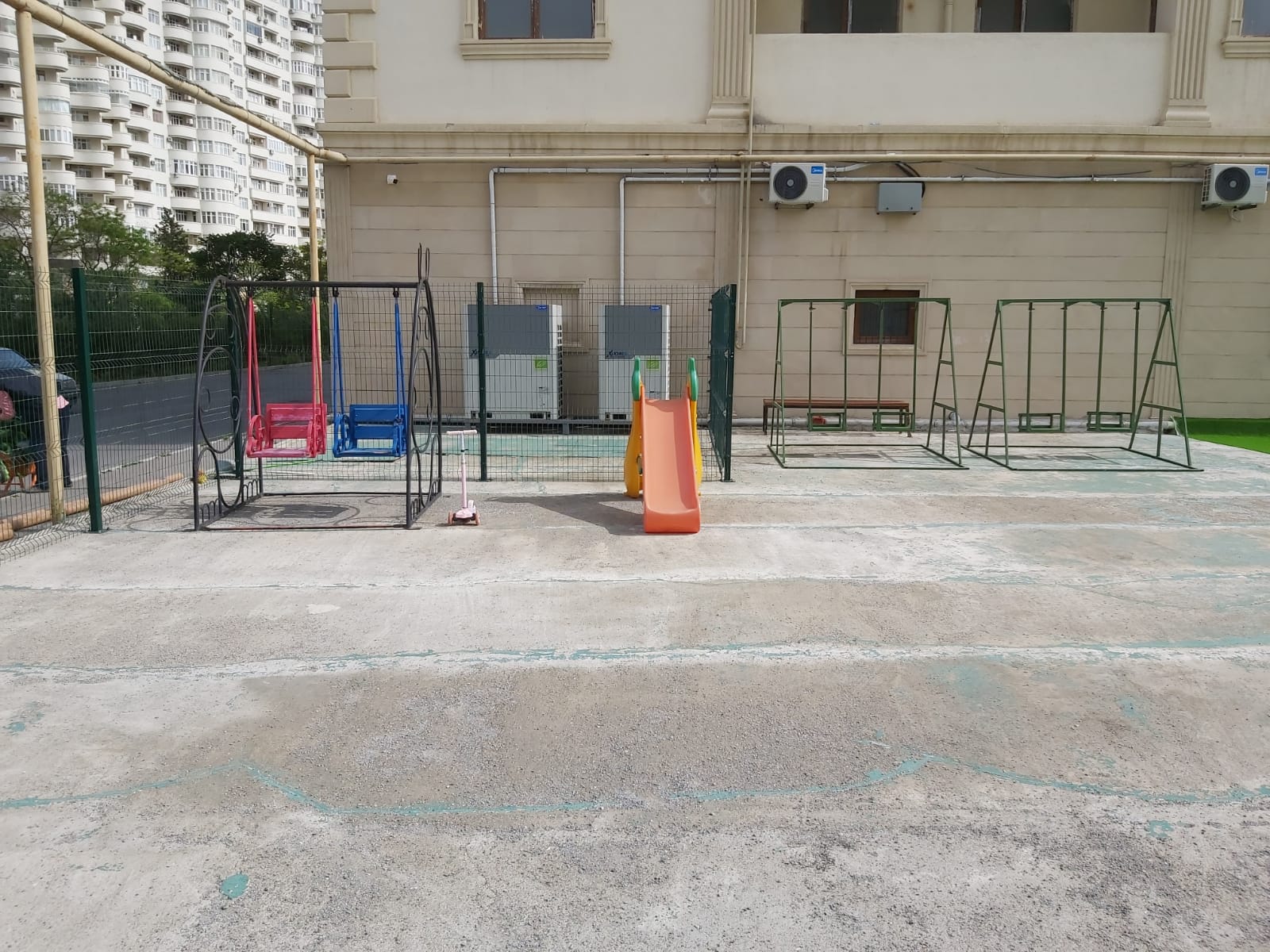 Yasamal rayonunda  mini futbol meydançası təmir olunub